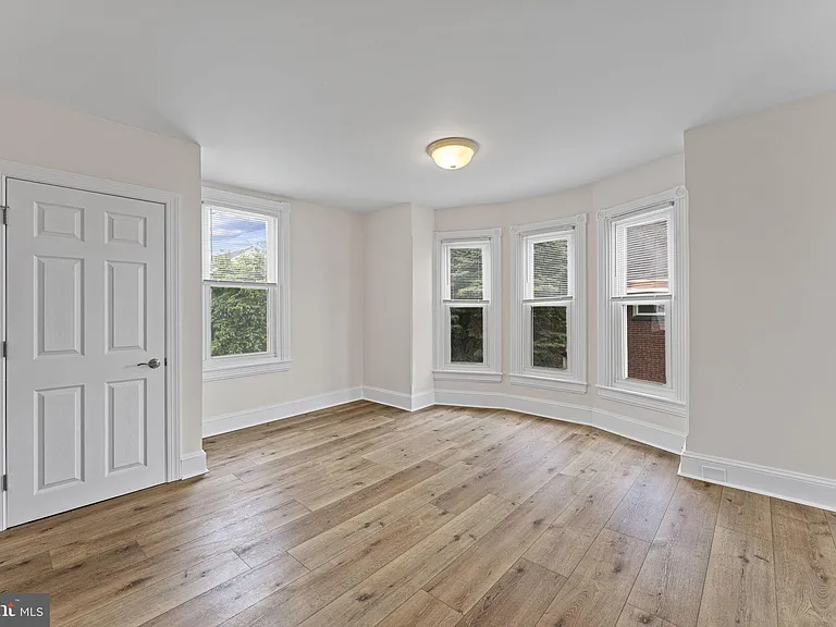 116 E King St — Photo 9