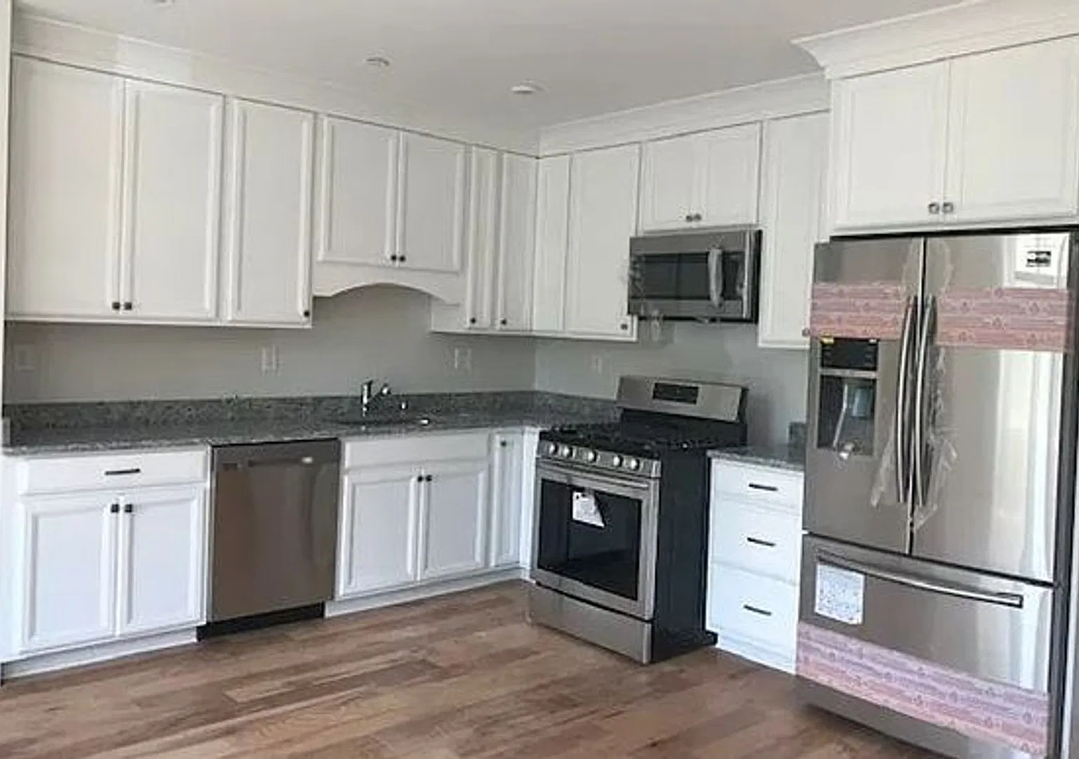Charming 2 Bedroom-No Broker Fee — Photo 1
