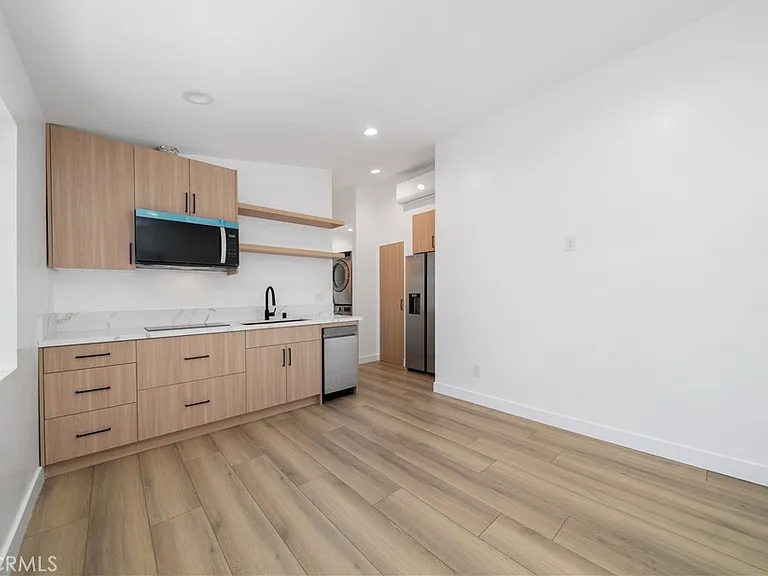 22930 Leadwell St — Photo 5