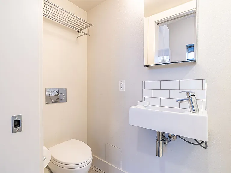 423 Terry Apartment — Photo 24
