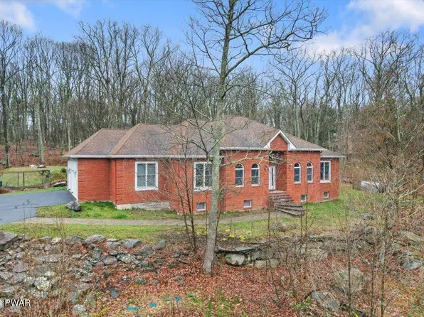 212 Rodeo Dr, Lords Valley, PA 18428