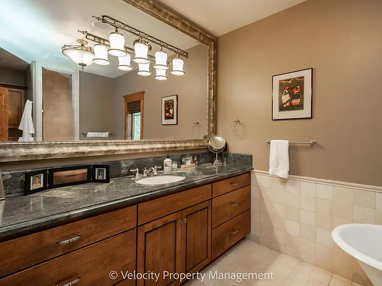 1374 NW Kingston Ave — Photo 25