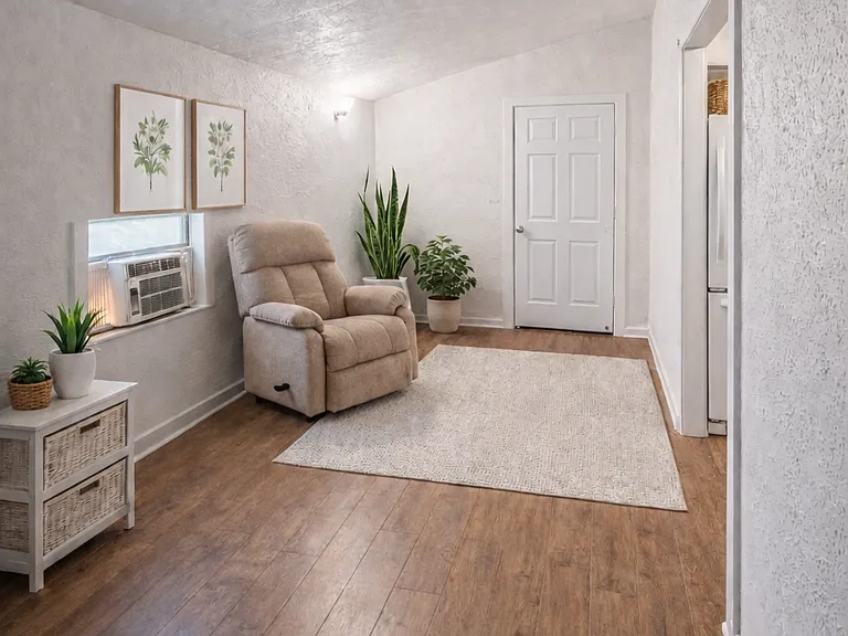 456 NE Colvin Ave — Photo 1