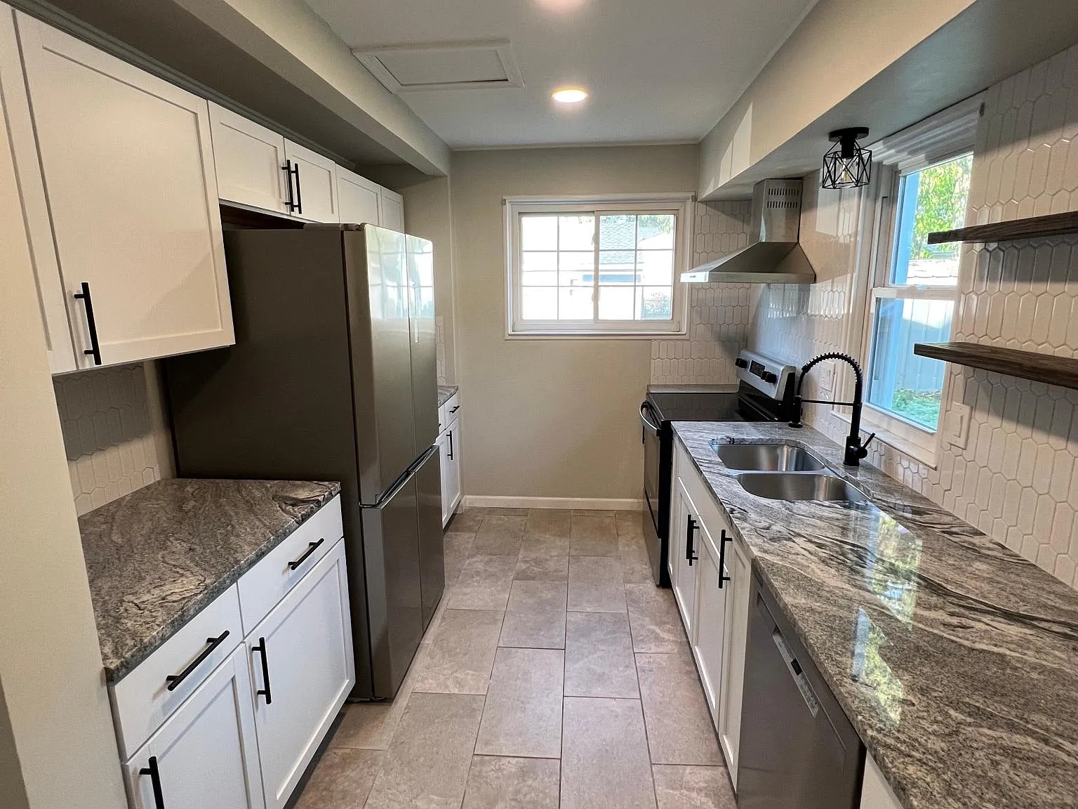 3 bed, 935 sqft, $2,500 — Photo 2