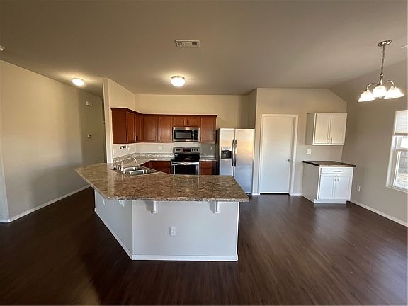 5th image of 904 Jessica Leigh St