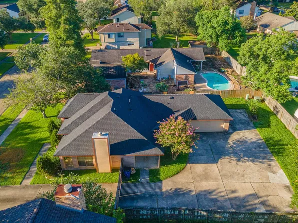 428 Old Course Dr, Friendswood, TX 77546