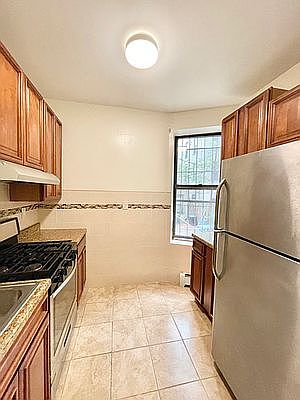 4th image of 630 Park Pl APT 1L