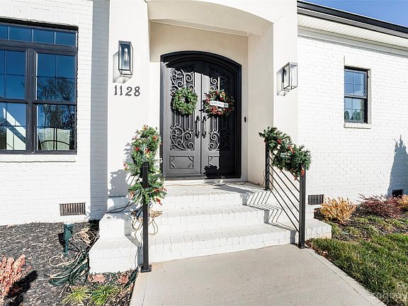 4th image of 1128 Lancashire Dr