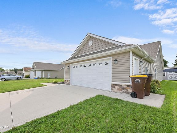 2nd image of 7 Cascade Ln