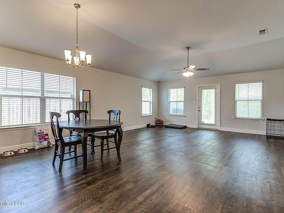 5th image of 10470 Roundhill Dr