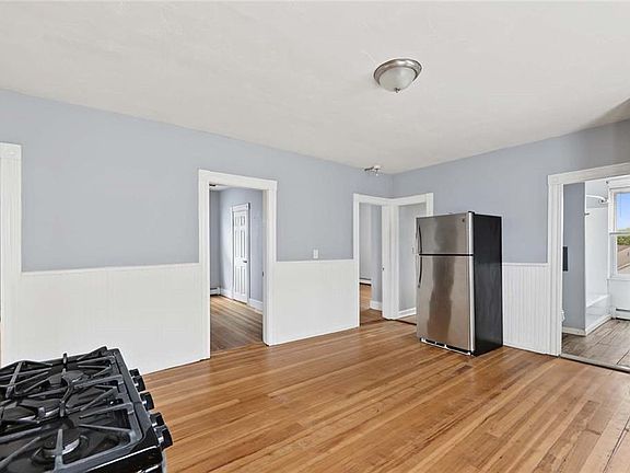 3rd image of 117 Burnside Ave Floor 3
