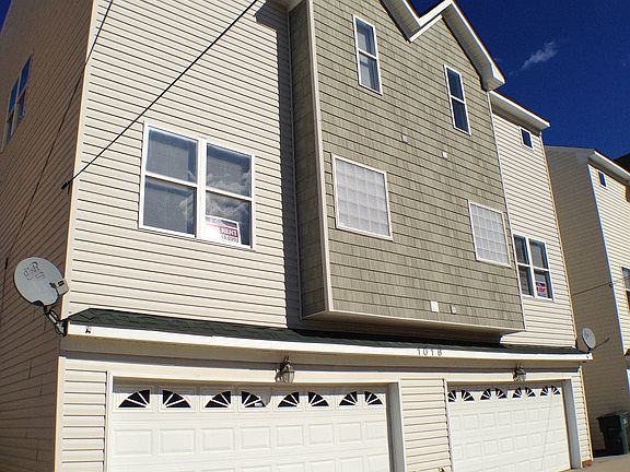 BEAUTIFUL TWIN HOME 1 BLOCK IN FROM OCEAN!