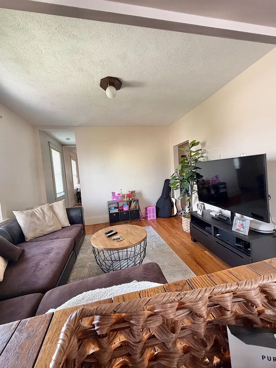 Building Photo - 82 Verchild St #4