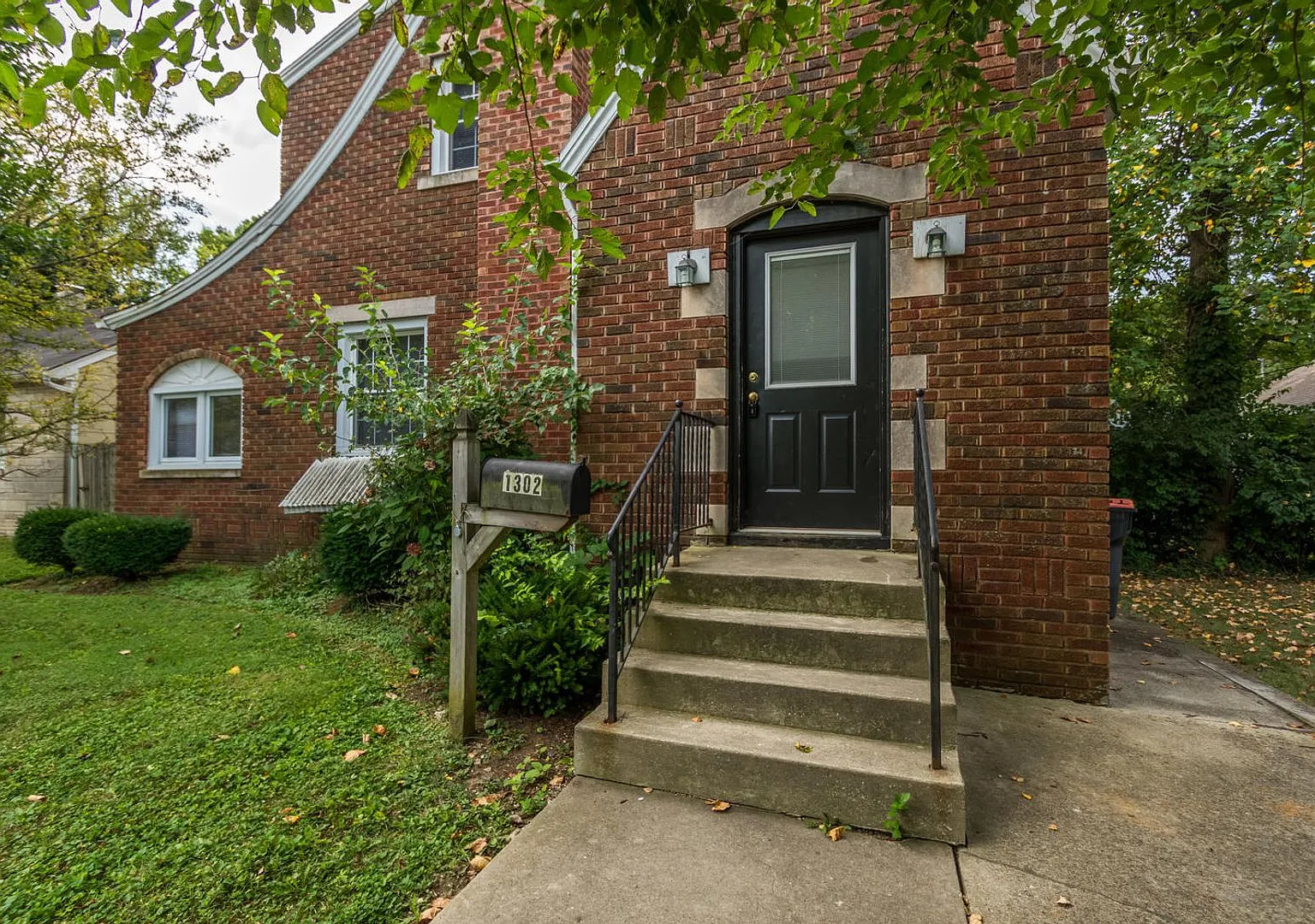 1302 Hunter - 7 Bed/2 Bath - Renovated! — Photo 2