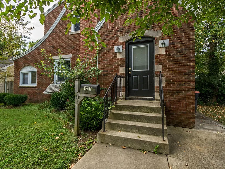 1302 E Hunter Ave — Photo 2