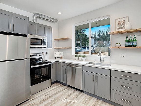 3rd image of 1045 B S Cloverdale Street