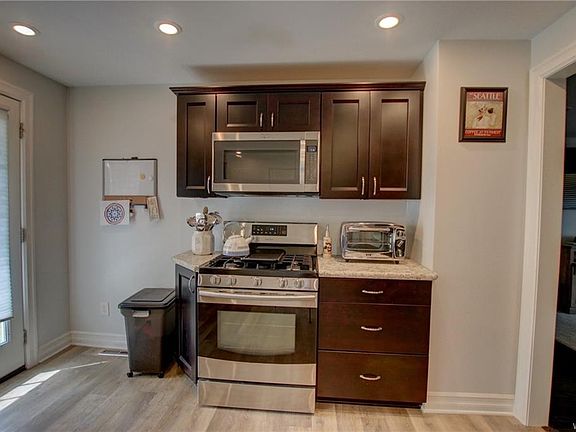 5th image of 212 Clearfield Dr