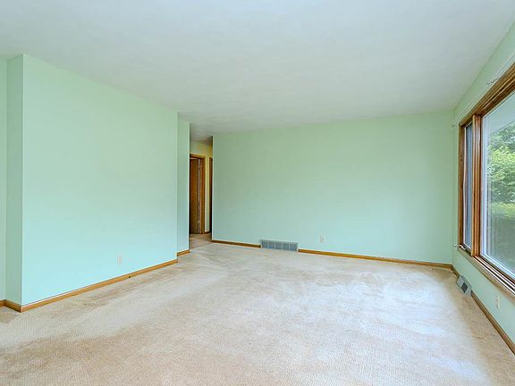 2nd image of 819 BROADWAY AVENUE
