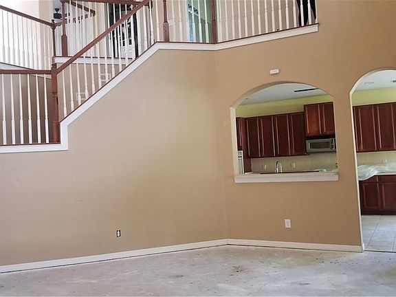 4th image of 921 Hickory Fork Dr