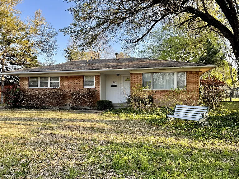 1217 Linden Dr — Photo 1