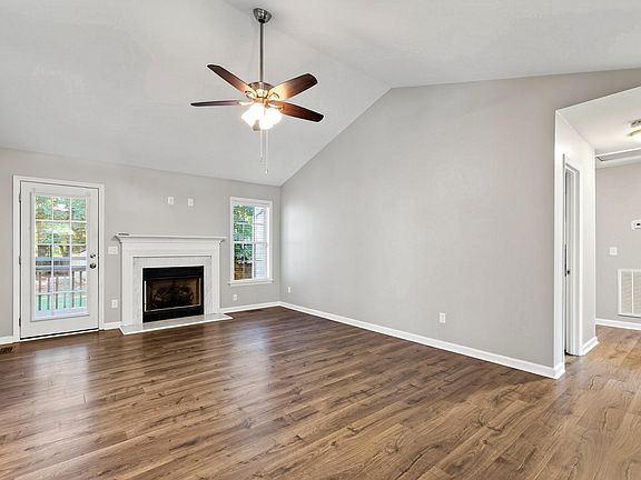 4th image of 25 Beaver Ridge Dr