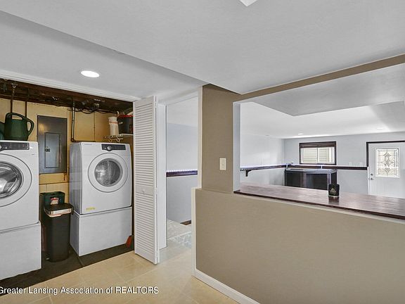 3rd image of 732 Sandlyn Dr