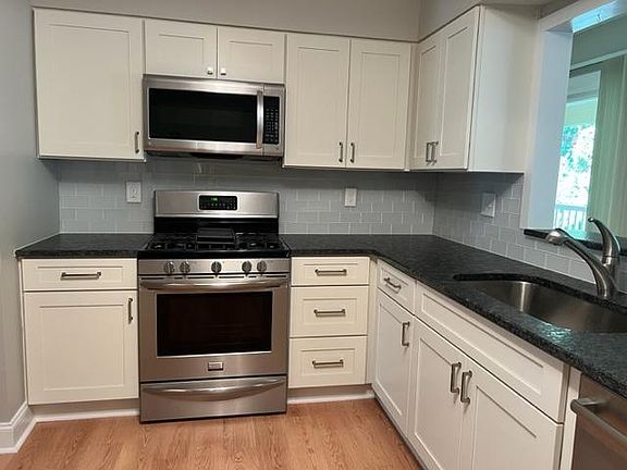 2nd image of 28 Middleton Ct SE #28