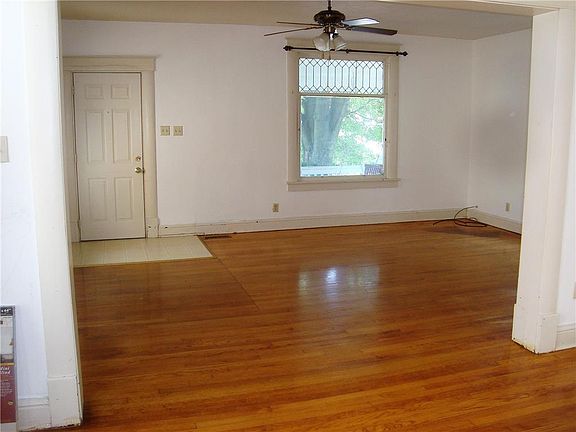 3rd image of 2727 Sacramento St