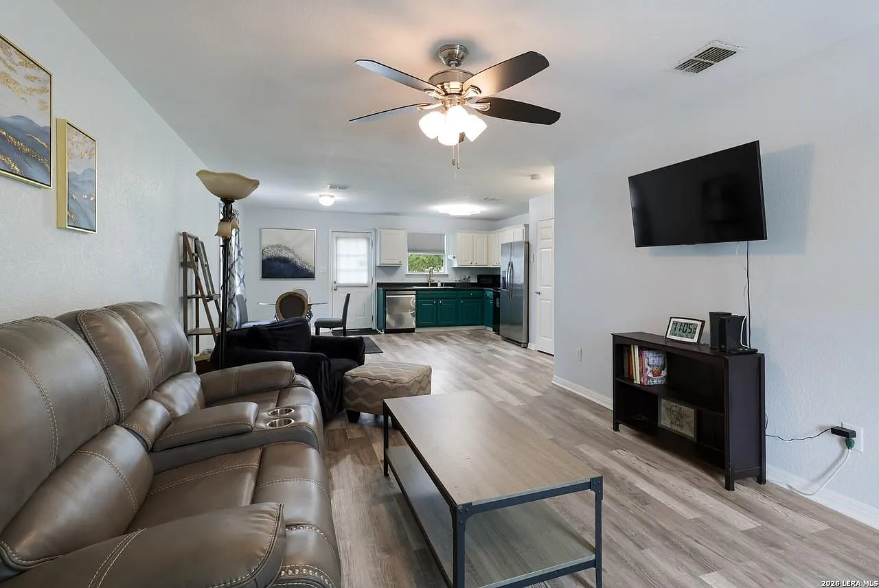 2 bed, 1.5 bath, 851 sqft, $1,050 — Photo 2