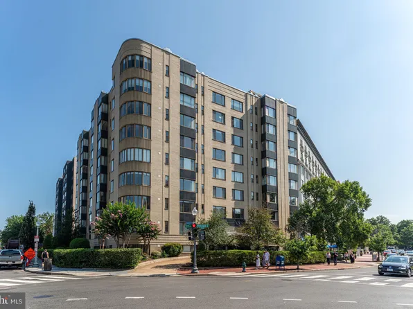 1 Scott Cir Unit 807, Washington, DC 20036