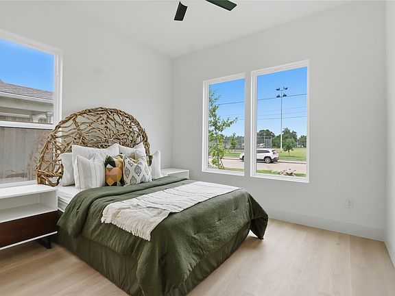 2nd image of 3031 Valentine St