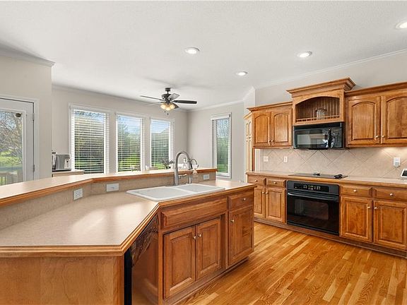 2nd image of 709 NE Twin Brook Dr