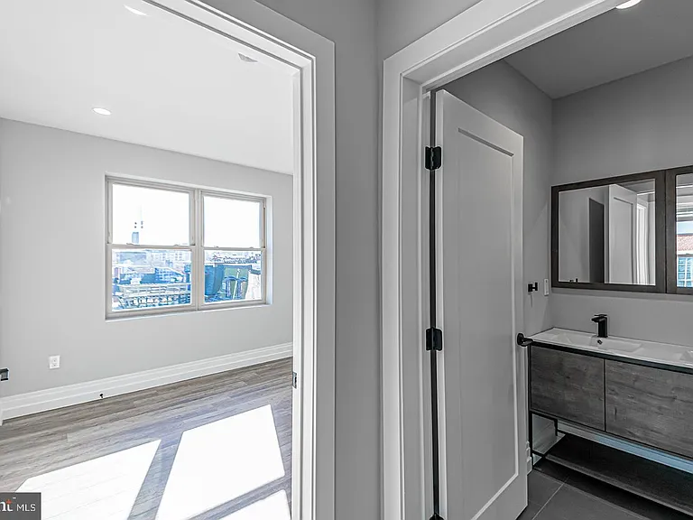 526 Brown St #304 — Photo 15