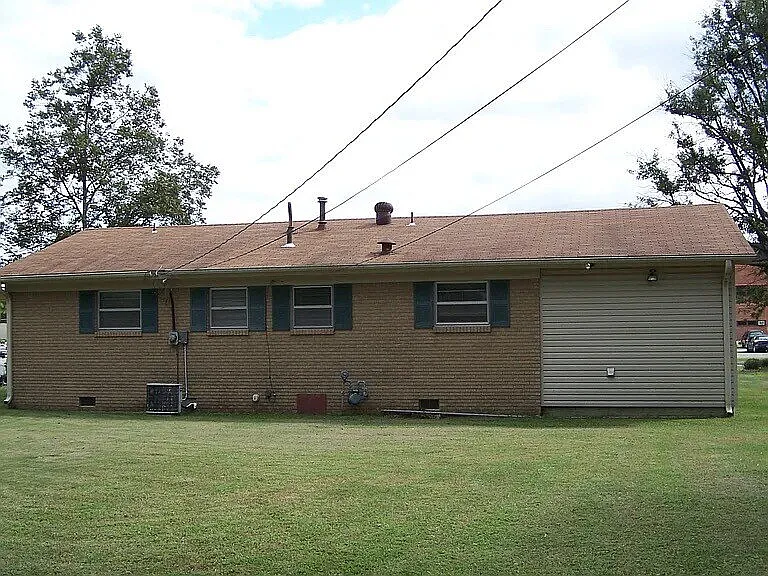 3 bed, 1.5 bath, 982 sqft, $1,300 — Photo 2