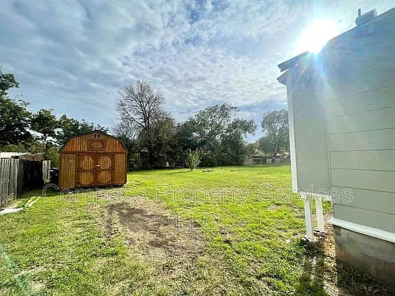 3rd image of 913 Lenox St #913