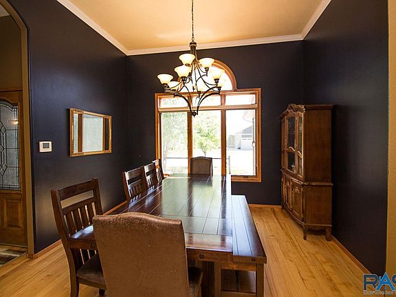 5th image of 512 Clover Leaf Ave