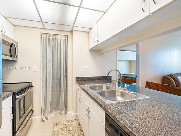 4th image of 850 N Miami Ave #802