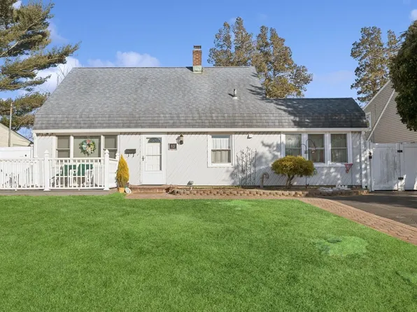 13 Daisy Lane, Levittown, NY 11756