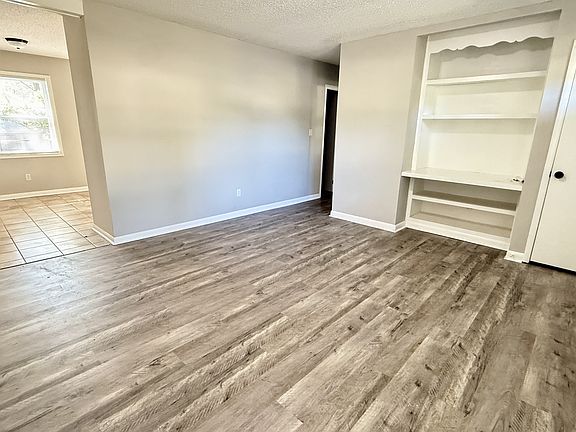 5th image of 2432 Yorkshire Dr SW