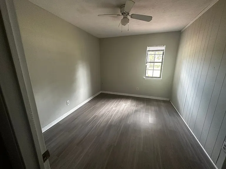 2359 Claremont Ln — Photo 9