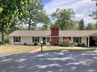 9448 Parklind Dr, Saint Louis, MO 63126