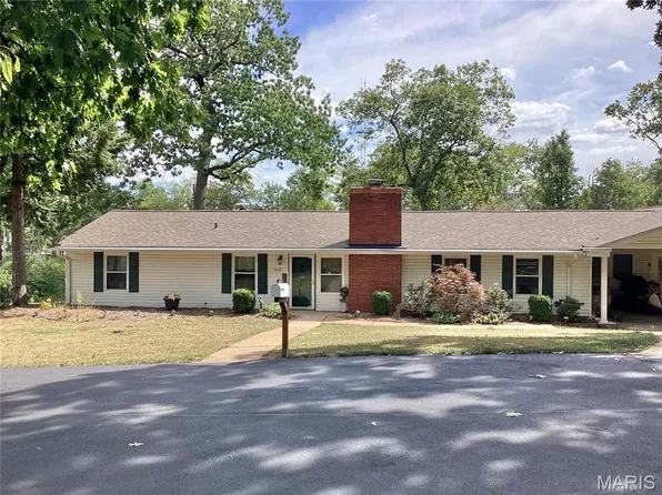 9448 Parklind Dr, Saint Louis, MO 63126