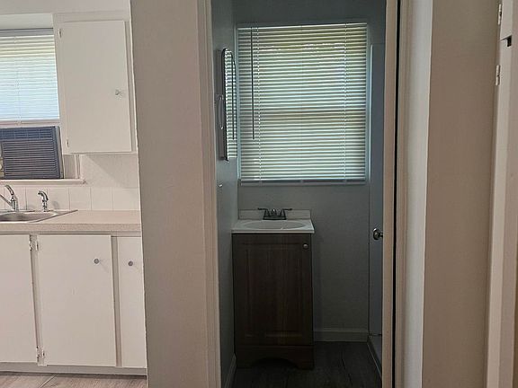 5th image of 2409-2413 W Jean St #2411