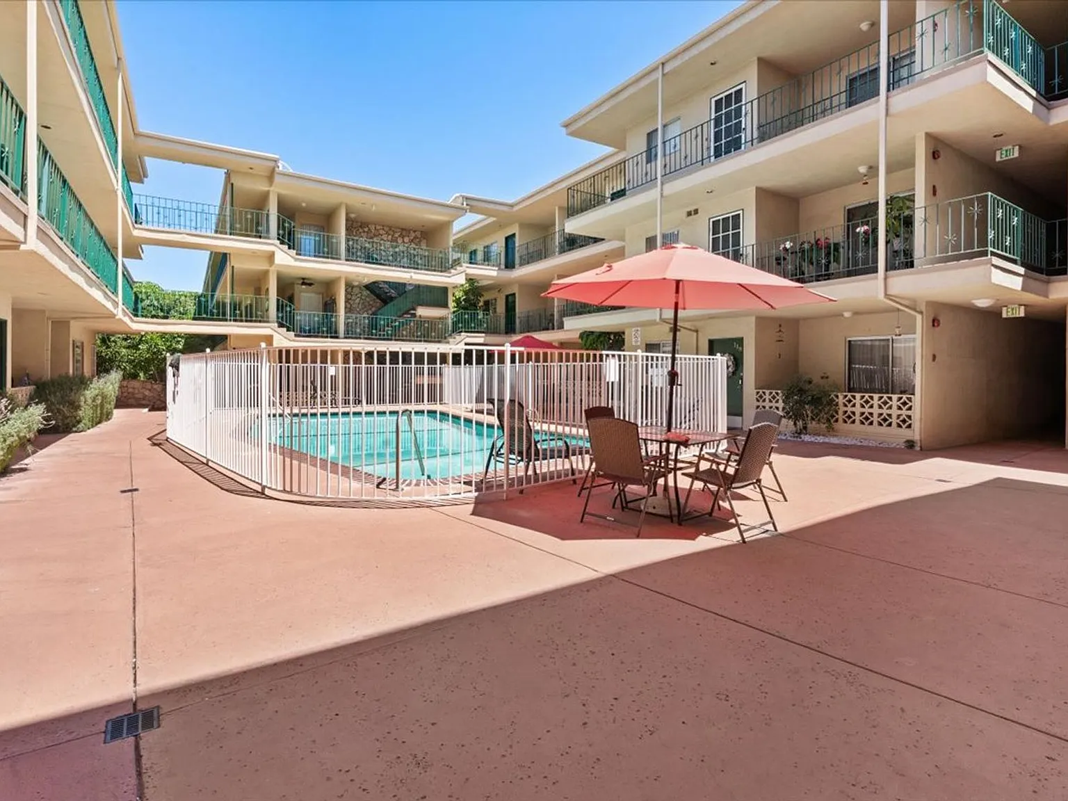 Encino Park West Apartments — Photo 4