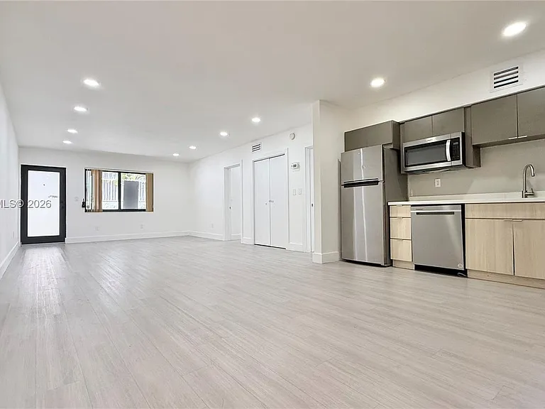 609 Lenox Ave #2 — Photo 6