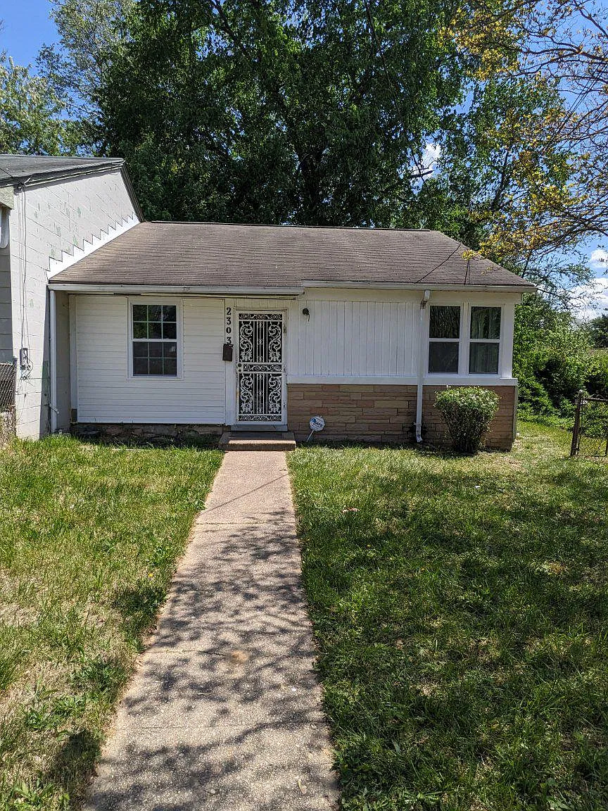 3 bed, 1.0 bath, 858 sqft, $2,200 — Photo 1