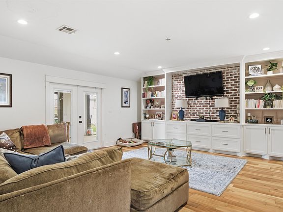 4th image of 5726 Aspen St