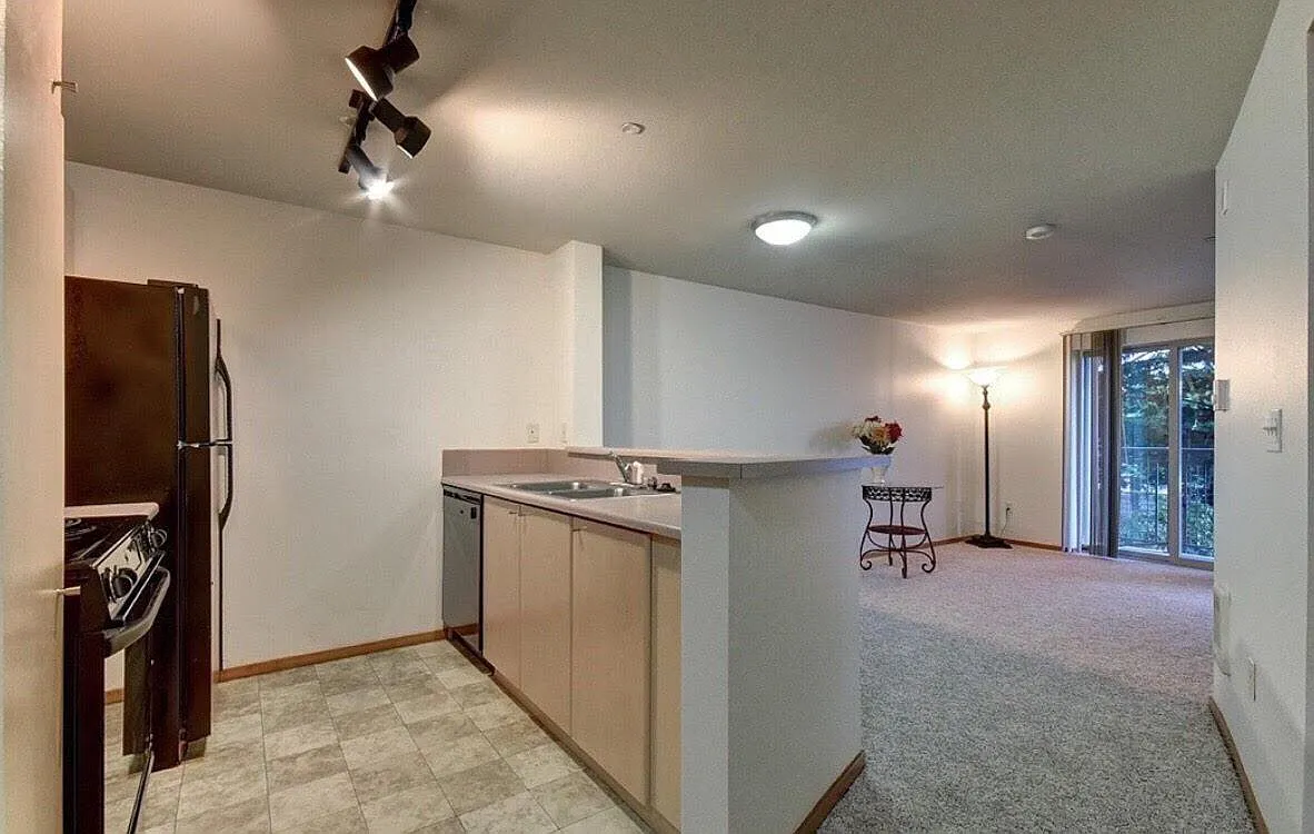 Building Photo - 412 11th Ave #105