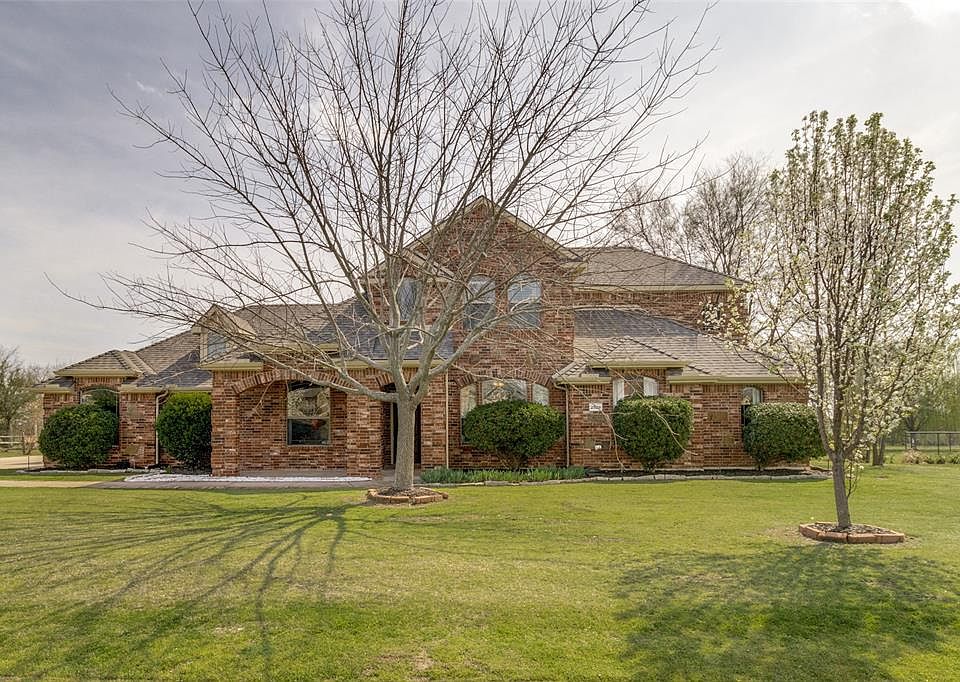 View of front of property with a front yard