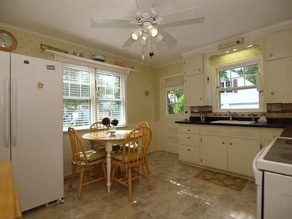 3rd image of 1453 Roanoke Ave